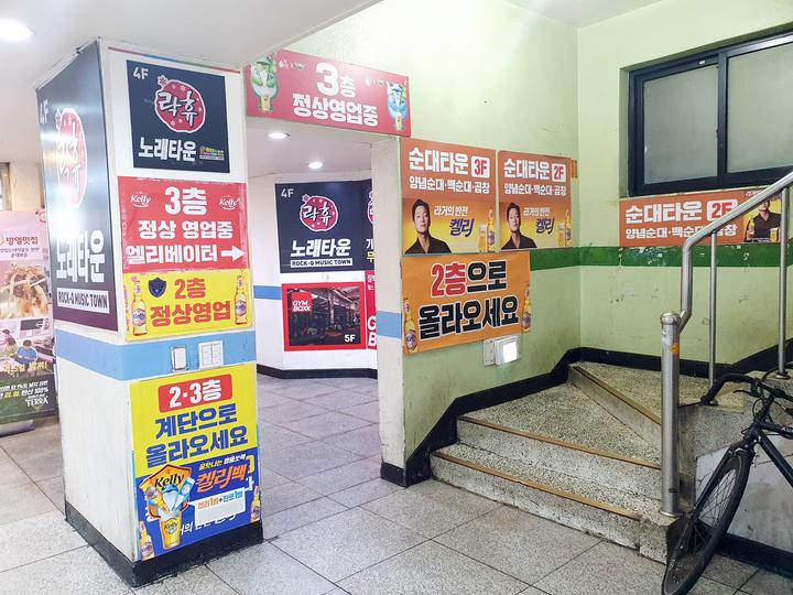 エレベーターは混み合うので階段がおすすめ