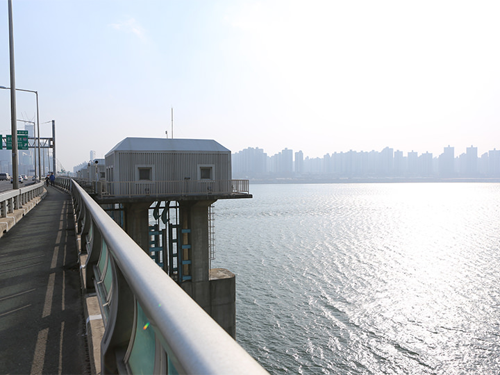 橋の上から漢江を見渡すのもおすすめです