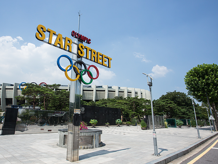 「オリンピック主競技場」前の歩道沿いには「オリンピックスターストリート」が