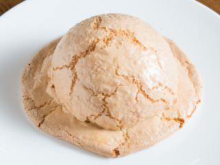 表面はしっとり、中には3種類のクリームがたっぷり詰まった「マカロンクリームチーズパン」
