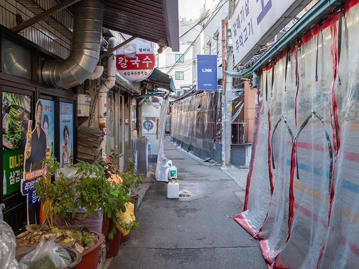 お店は細い路地にある
(冬季撮影)