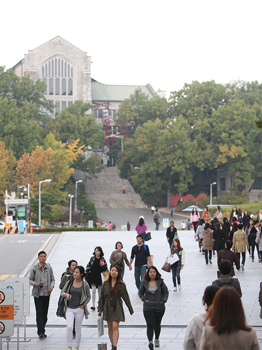 秋の紅葉に包まれる「梨花女子大学校 大講堂」