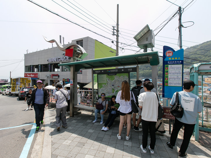 バスを降りると目の前に甘川文化村が