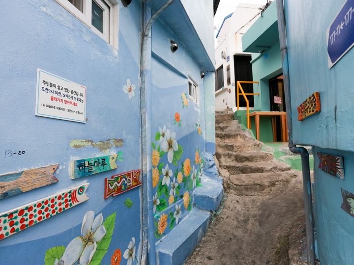 細い路地が入り組み、階段が多い