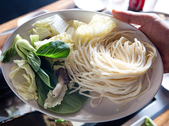 白菜やチンゲン菜、シメジなど野菜も一緒に煮込む