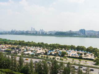 水上スポーツやイベントを楽しめる漢江公園がすぐそこ