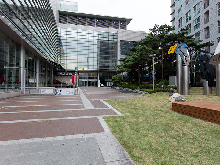 スポーツセンターは建物の右側奥