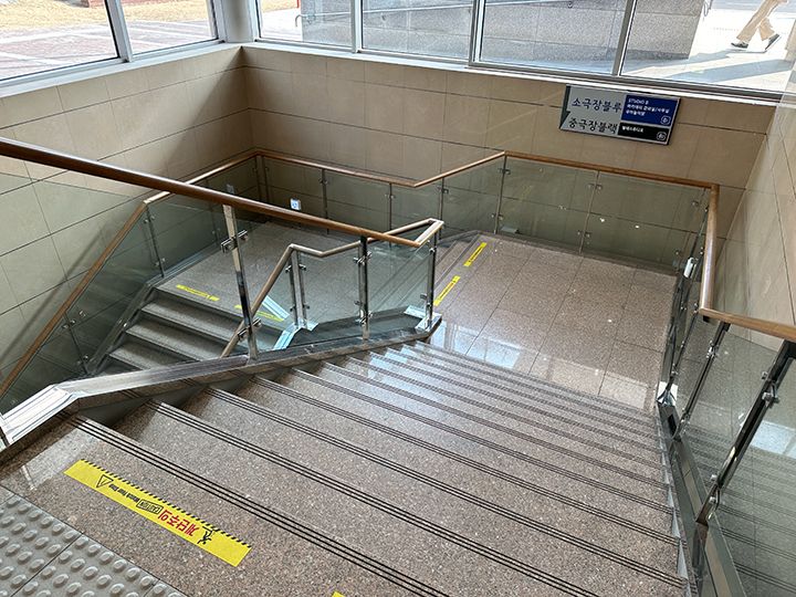 地下1階へ降りる階段