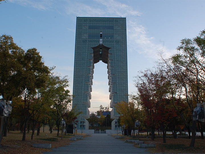 入口正面にそびえる巨大なビル「慶州タワー」