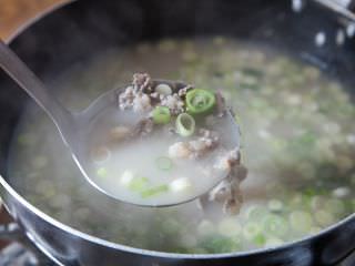 「韓牛の内臓煮込みスープ」は韓牛の生肉を使用