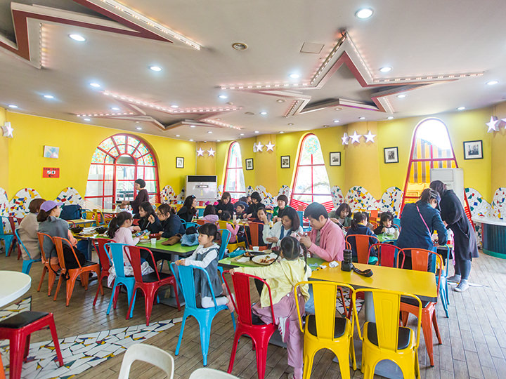 子連れ家族でにぎわう店内