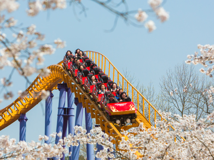 「未来の国」の人気のローラーコースター、「ブラックホール2000」