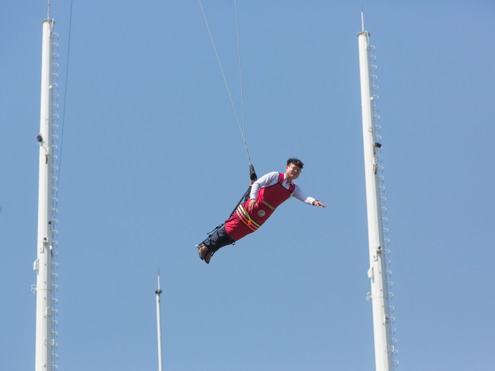 爽快に大空をダイビング