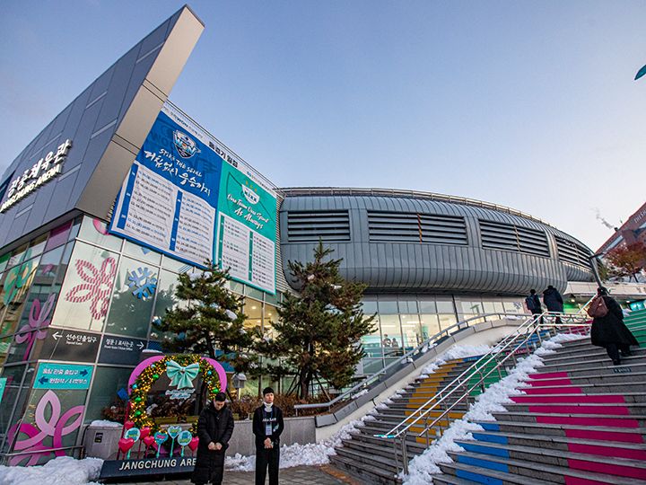 チケット購入後、階段を上がる