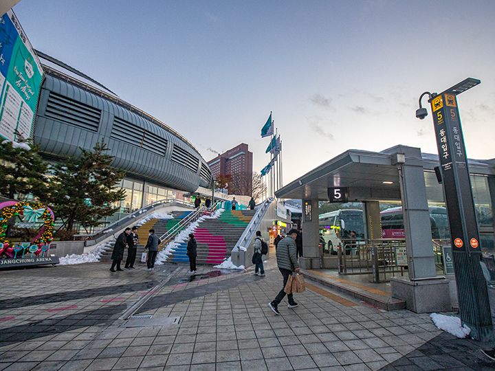 5番出口を出れば目の前が体育館