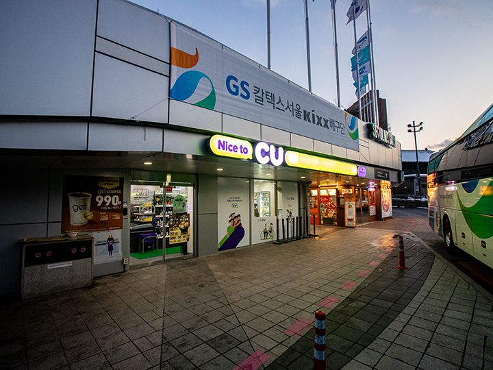 コンビニエンスストア「CU」は体育館の外、1階にあります