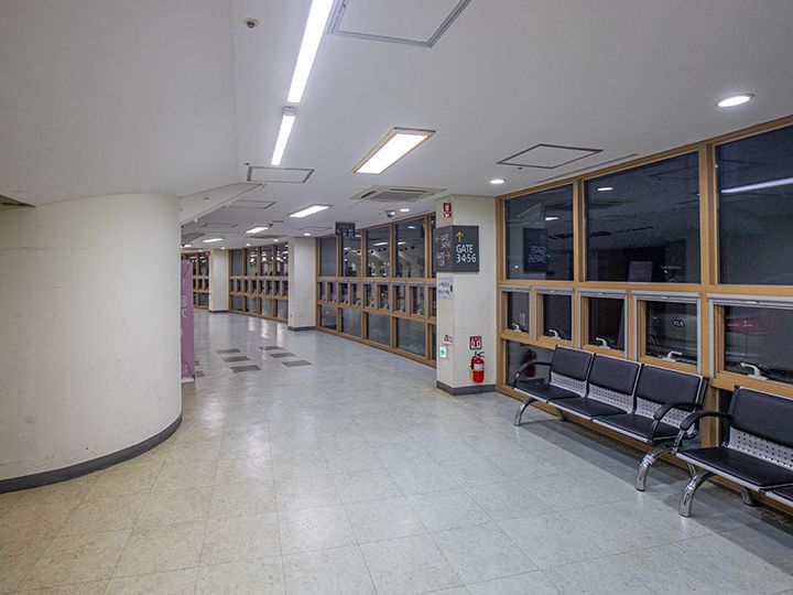 円形になっているので1周できる館内の通路