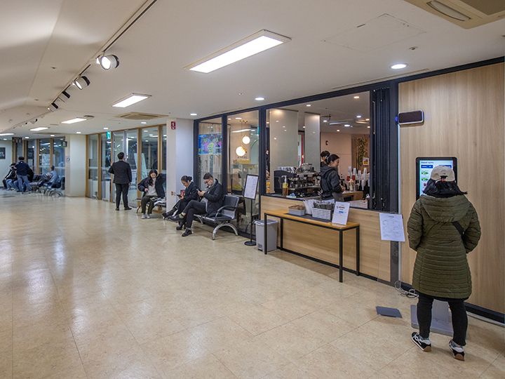 館内唯一の飲食店のカフェがあります