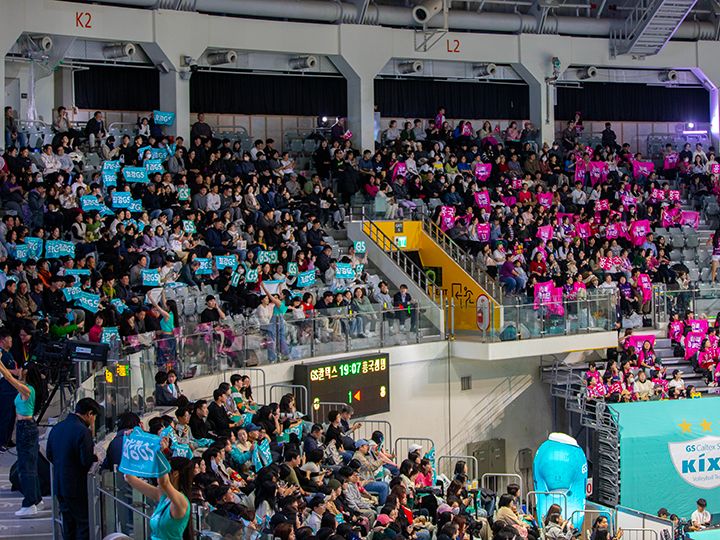 熱い応援合戦が繰り広げられる