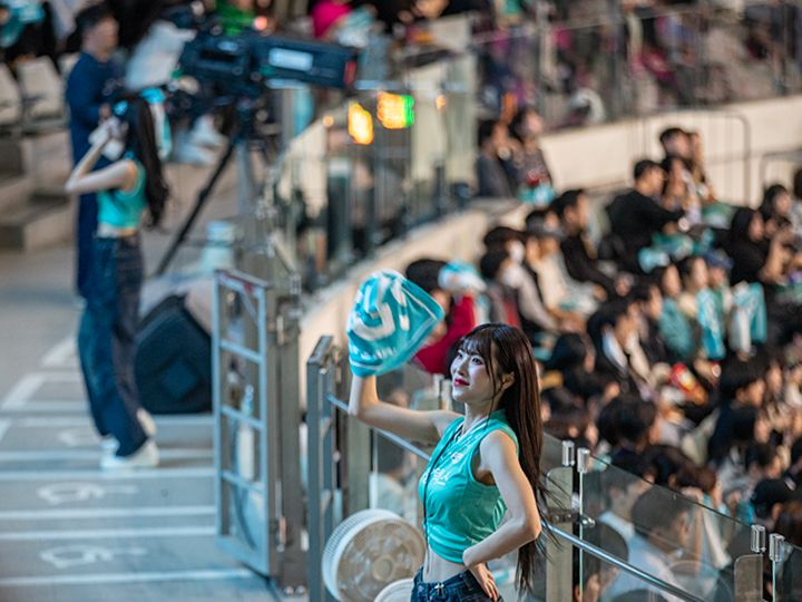 2階の通路にもチアリーダーが