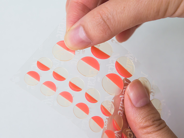 シートから剥がす際、付着面を触らないように注意。