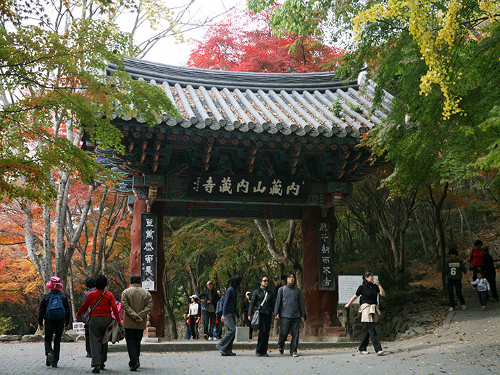 山の麓にある内蔵寺(ネジャンサ)拝観も人気