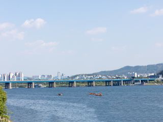 東側には地下鉄４号線が通過する「銅雀大橋(トンジャッテギョ)」