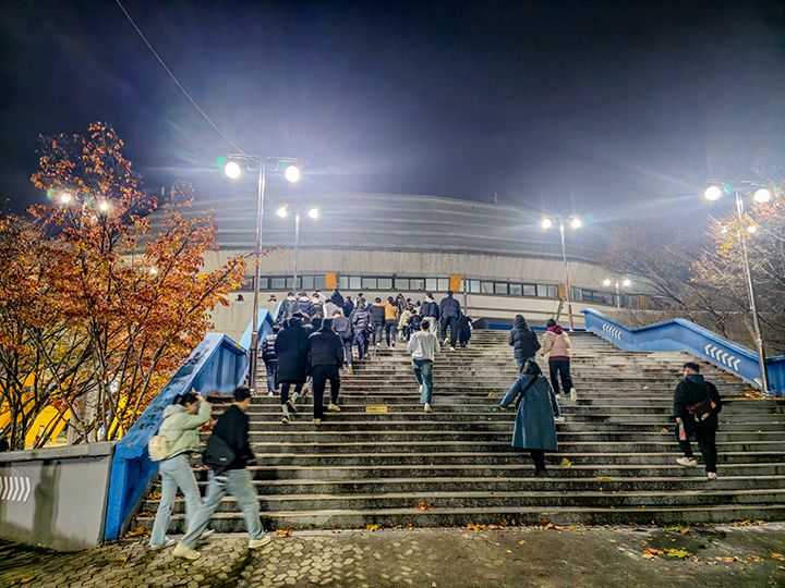 2階席へは外の階段を上がる