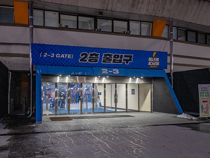 2階席の入場ゲート