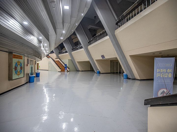 館内の通路は重厚感が感じられる