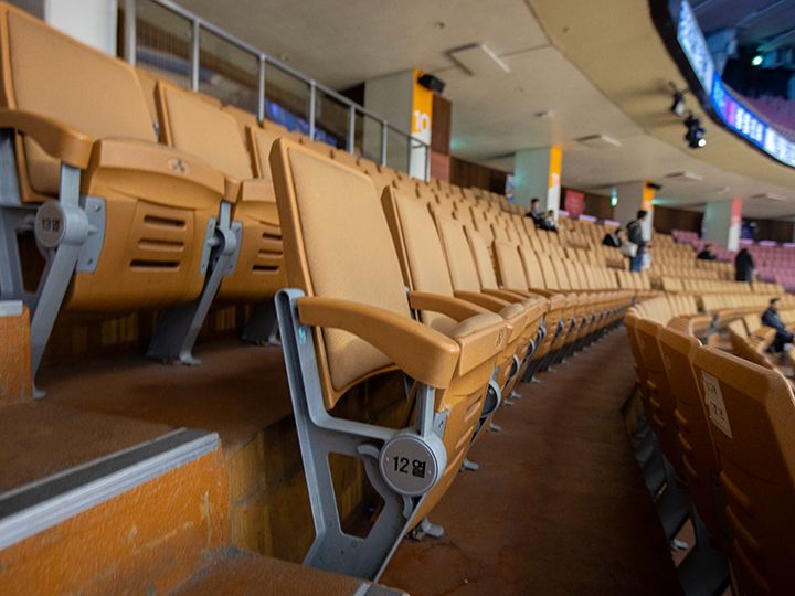 座席の様子
座席は柔らかめ、幅も狭すぎることはありません