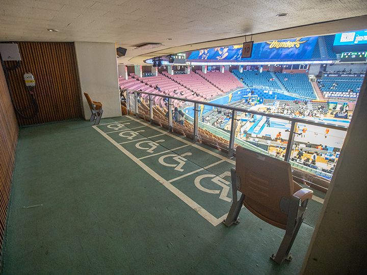 ドア近くに車いす席が数か所あり