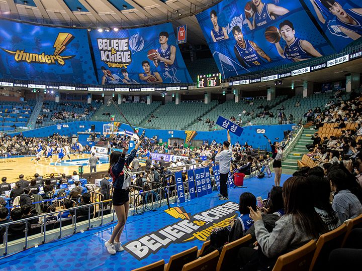 9番ブロック前の応援ステージ