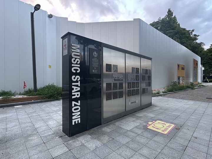 室内体育館の手前にある「韓流スターの手形」も要チェック。BTSの手形などがあります。