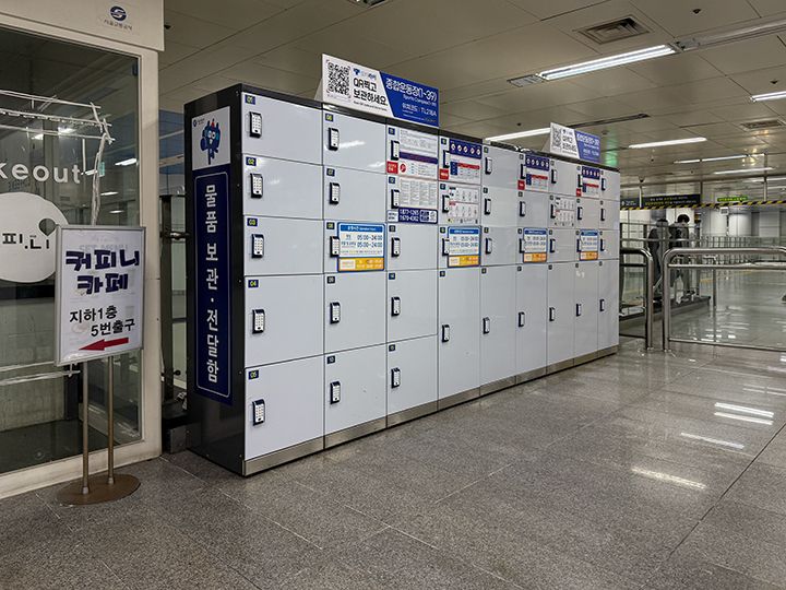 2号線側「5番出口」方面の改札口ちかく