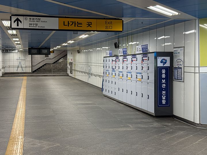 2号線側「6番出口」通路のコインロッカー