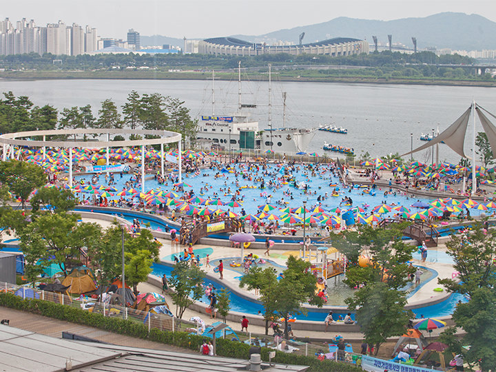 夏は「漢江公園 トゥッソムプール」