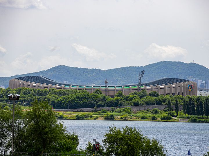 対岸には蚕室(チャムシル)のスタジアムも見える
