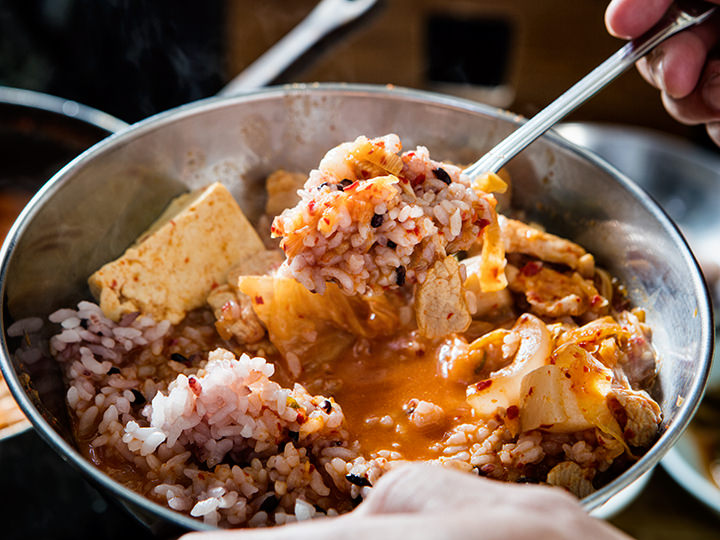 ご飯にキムチチゲを豪快に混ぜても良し!