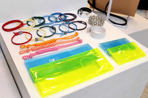 シンプルなブレスレットは重ね付けが基本!
LOW CLASSIC 554