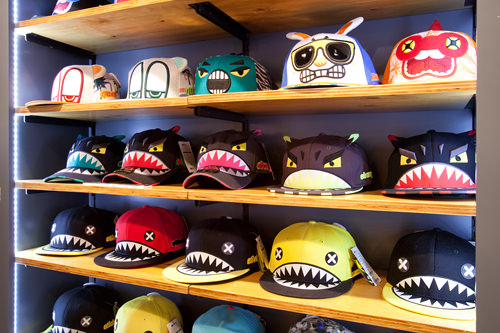 HAT's ON
多くのスターが愛用。ファッションのポイントになるユニークなデザインの帽子が多数。