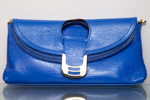 The Bling
ブルーのクラッチバッグを差し色に