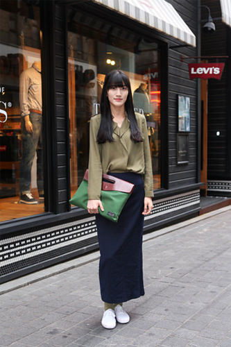 明洞で発見!フェミニンスタイル・ウンドニョ
シャツ・バッグ・ソックスをグリーンで合わせて
ファッションフォトより