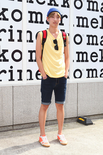 新沙洞カロスキル
原色コーディネートには、鮮やかなオレンジのスニーカーを
ファッションフォトより