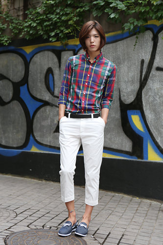 弘大
7分丈のボトムに裸足で履いたスリッポンが爽やか
ファッションフォトより