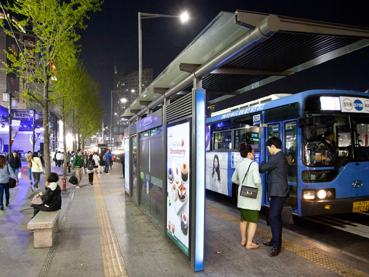 明洞方面なら「ハローapM」前のバス停「東大門歴史文化公園」を利用