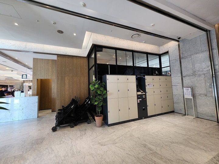 ファッションビルのコインロッカー。利用時間は営業時間内。