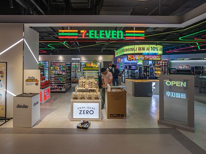 店内のセブンイレブンは観光客向け特化型店舗