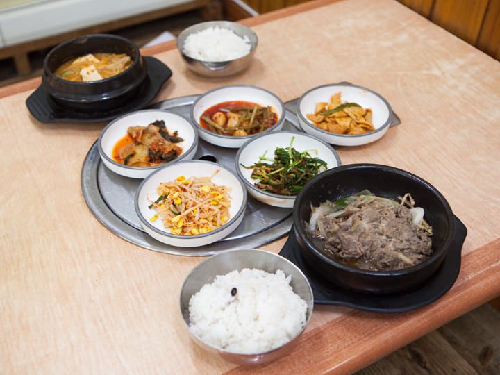 24時間営業庶民派食堂「ユジョン食堂」も人気