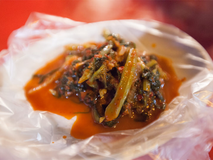 洗わなくて済むようにビニールで覆われた皿